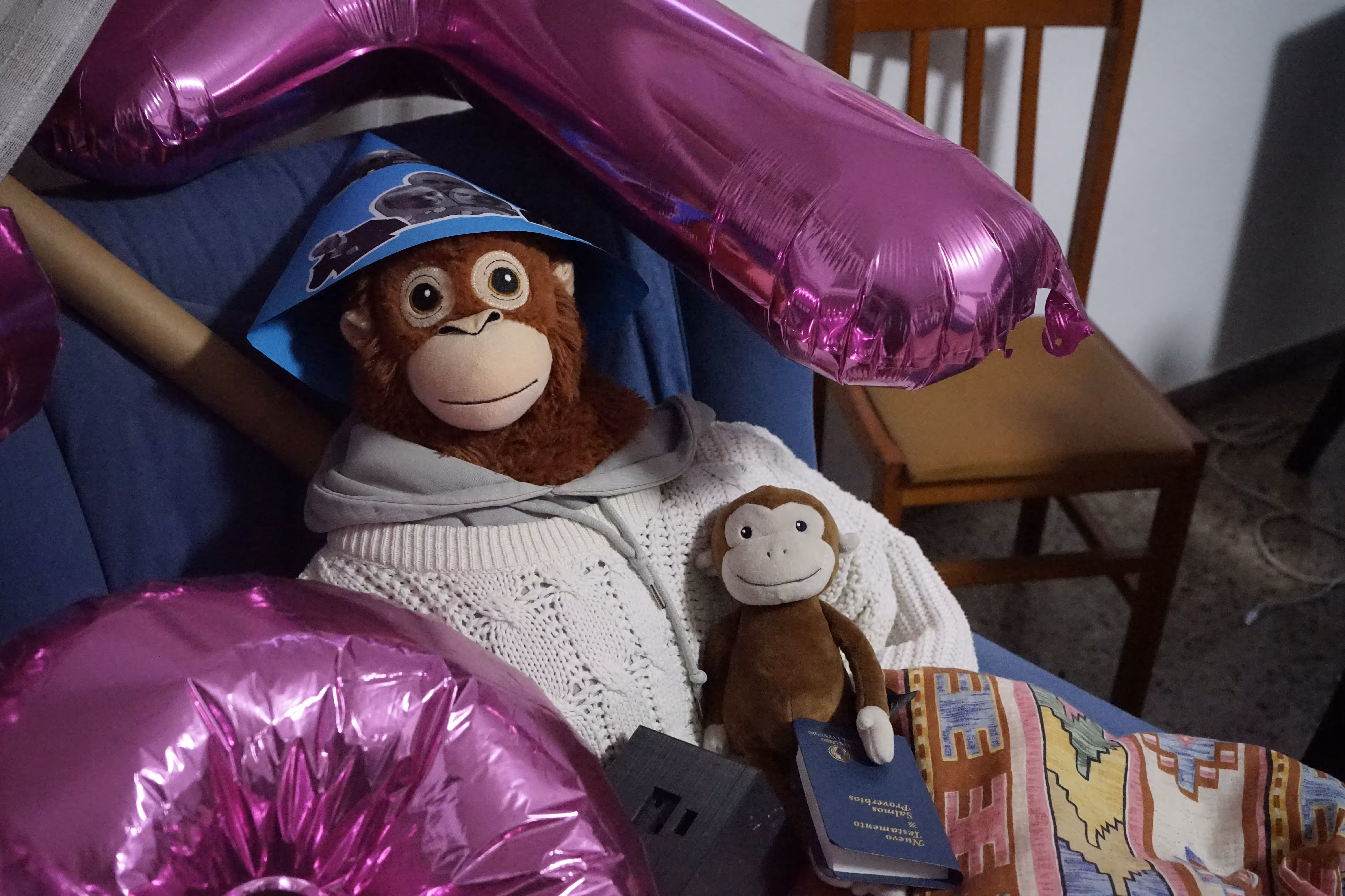 Juankinoto sentado con su hijo.